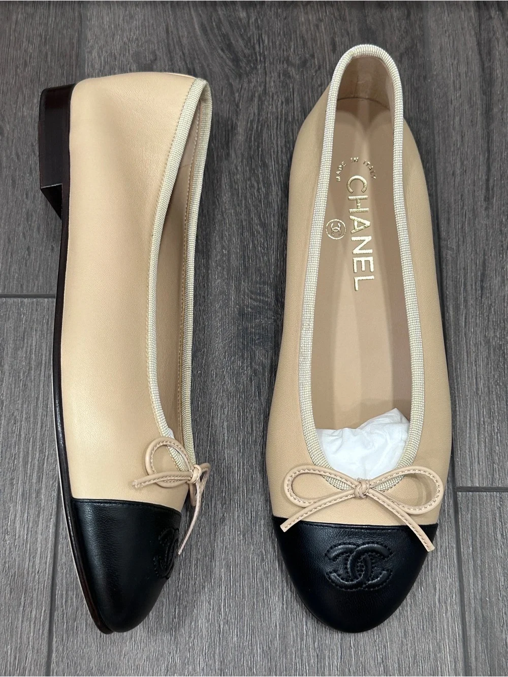 CHANEL CLASSIC CC LOGO BEIGE & BLACK LEATHER BALLET FLATS SHOES Size 37